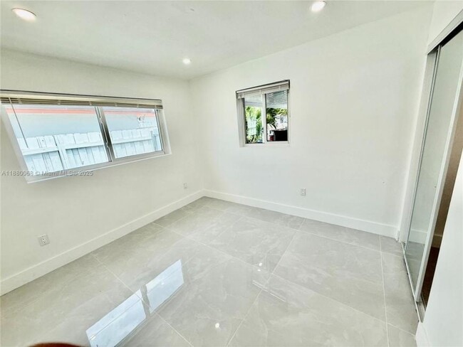 Building Photo - 3 bedroom in Miami FL 33142