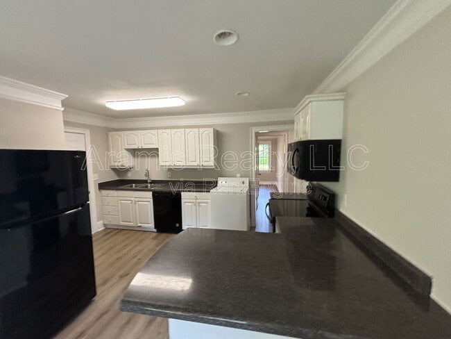 Building Photo - 494 Birney St NE