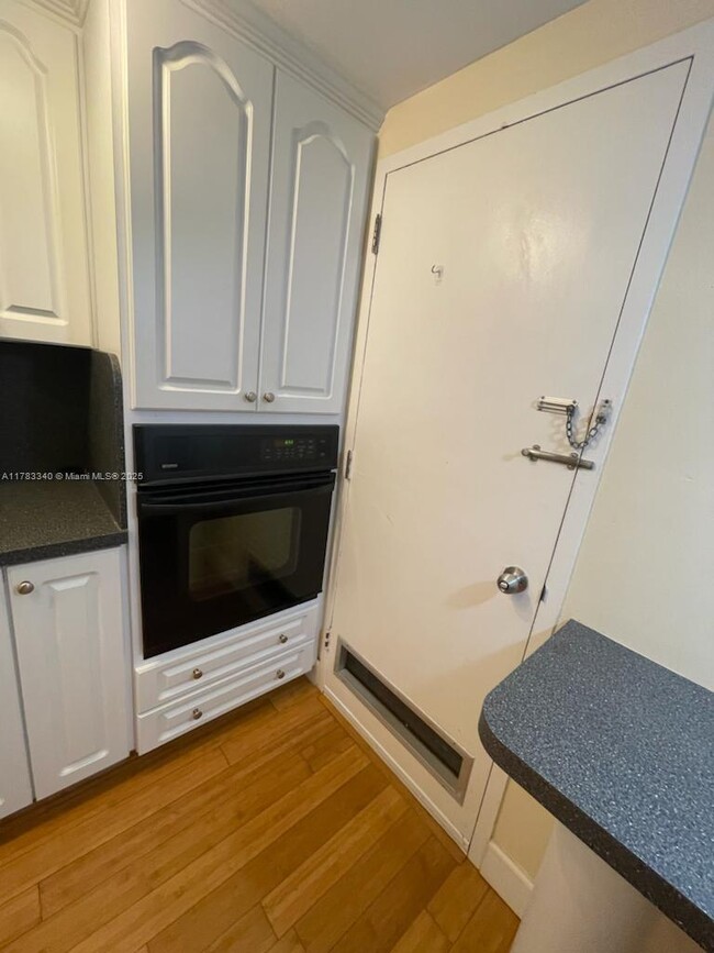 Building Photo - 400 Kings Point Dr
