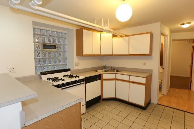 Building Photo - Awesome 2 Bedroom, 1 Bath in Wrigleyville ...