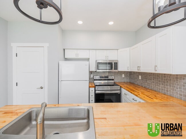Building Photo - 22855 E Country Vista Dr