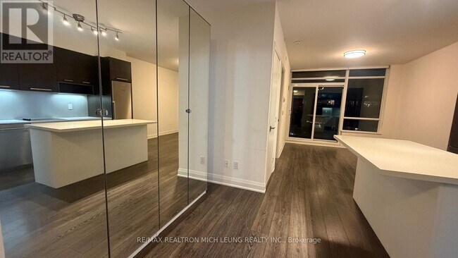 Photo du bâtiment - 36 Park Lawn Rd