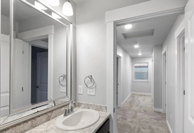 Foto del edificio - Charming 3-Bedroom Townhouse in the Heart ...