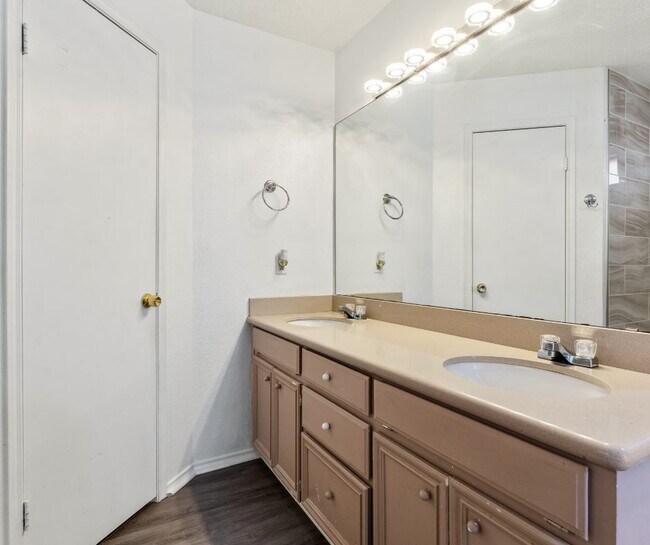 Foto del edificio - 1727 Ramada Dr