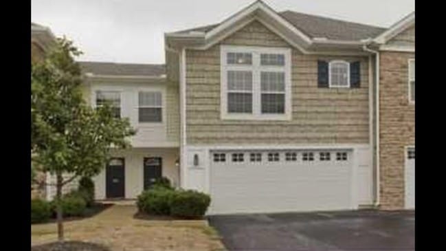 2.5 car garage - 5110 Dinard Way