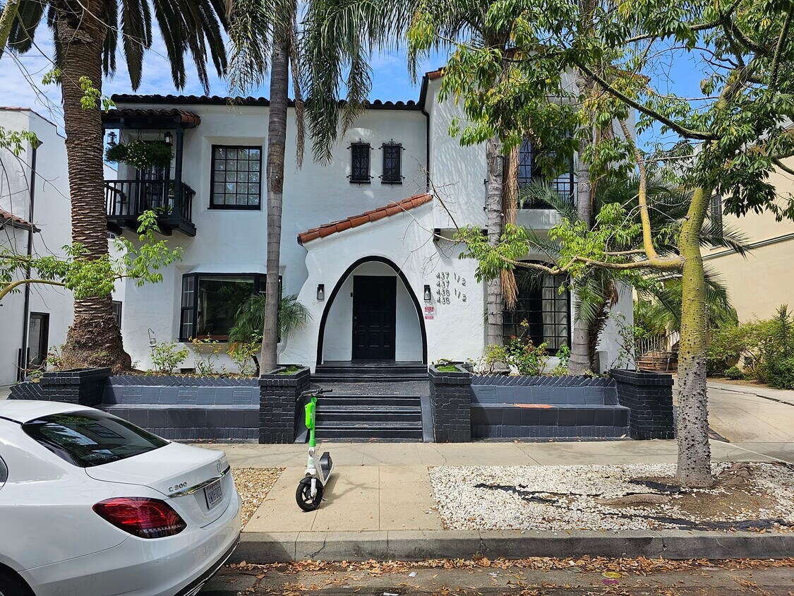 Primary Photo - 435 N Curson Ave