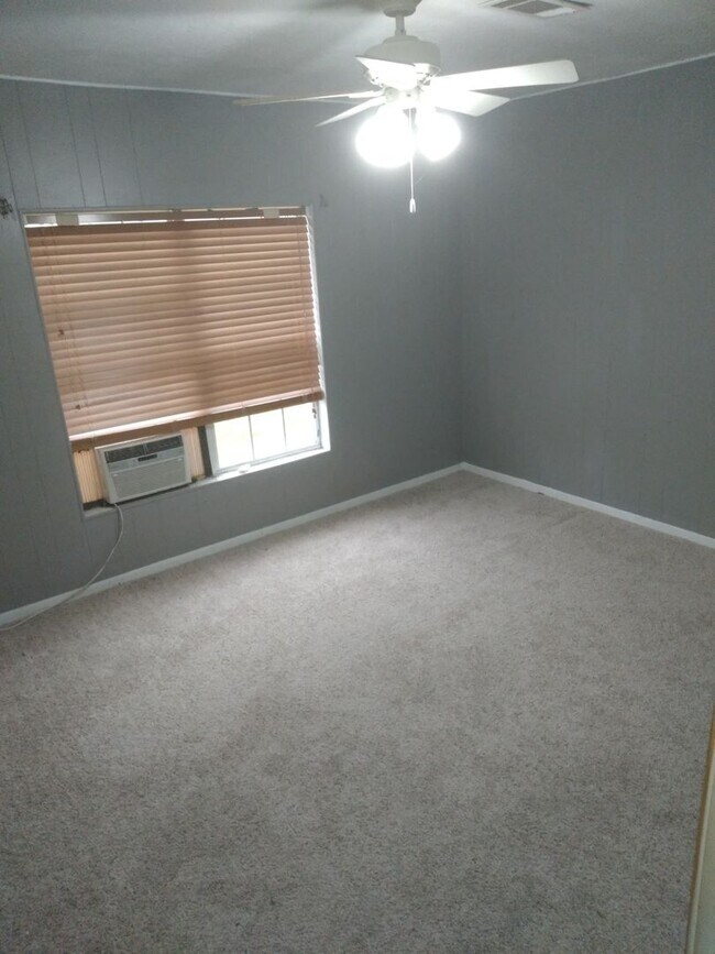 Building Photo - 2/2 Bath House PAISD School!