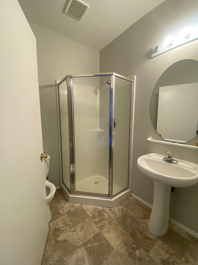 Photo du bâtiment - Spacious 1 Bedroom + Den in the Beltline –...