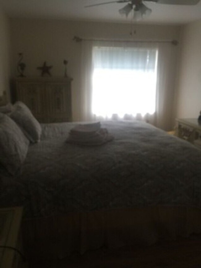 Foto del edificio - AVAILABLE SEASONALLY FOR $2500/MONTH