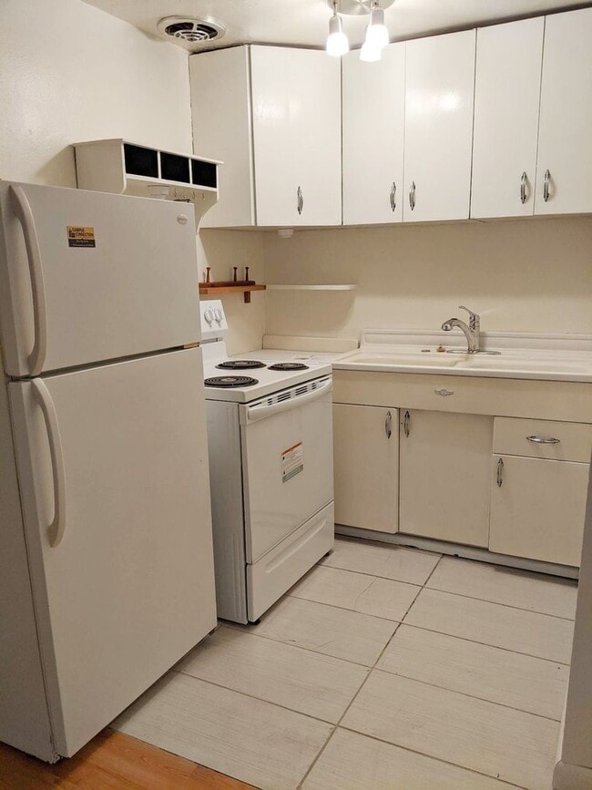 Building Photo - Charming 1 bedroom/1 bathroom duplex- avai...