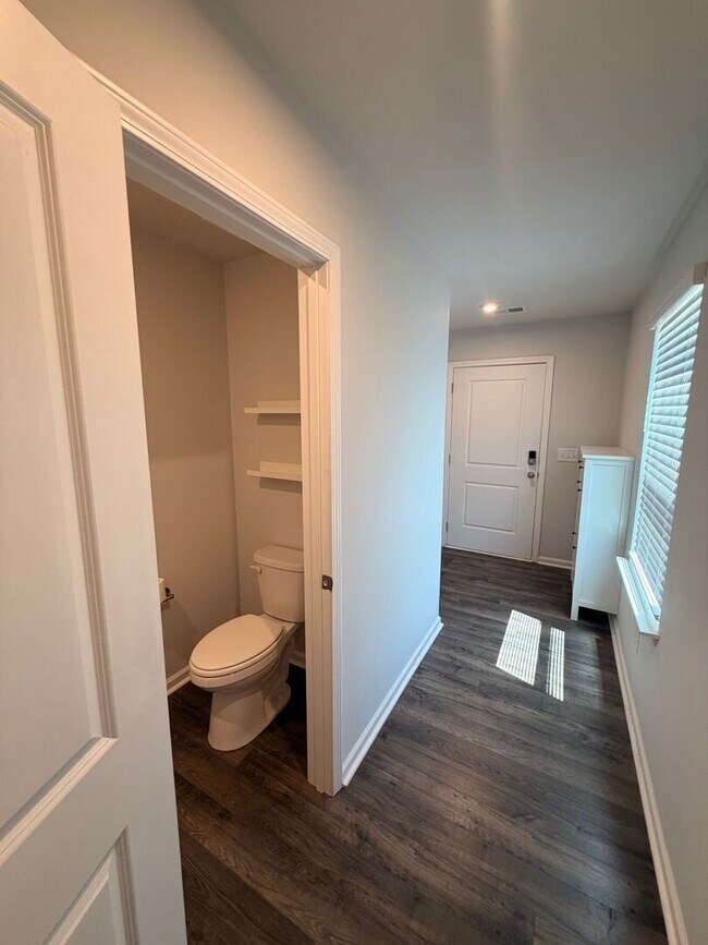 Foto del edificio - Like New 4 Bed, 2.5 Bath Townhome Available in Greenville