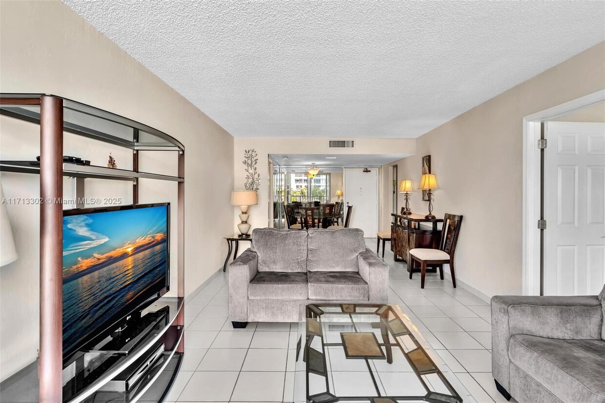 Foto principal - 9273 Collins Ave