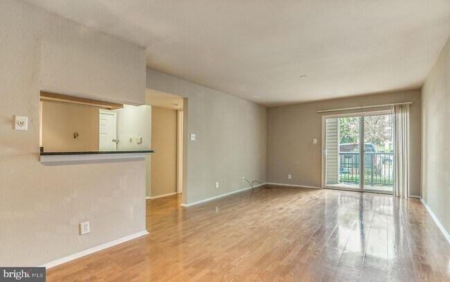 Foto del edificio - 3305 Wyndham Cir