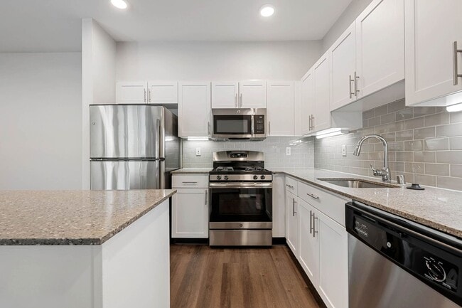 Modern kitchens with granite counter-tops and tile back-splash - The Estates at Cougar Mountain
