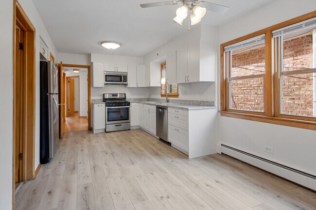 Building Photo - 6154 W Thorndale Ave