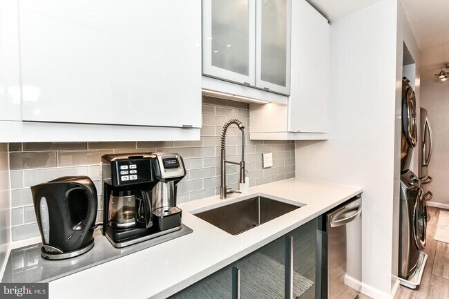 Foto del edificio - 6101 Edsall Rd
