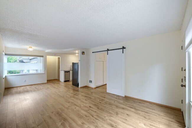 Foto del edificio - Open-Concept 1 Bedroom with Private Patio in the Heart of Madison Park!
