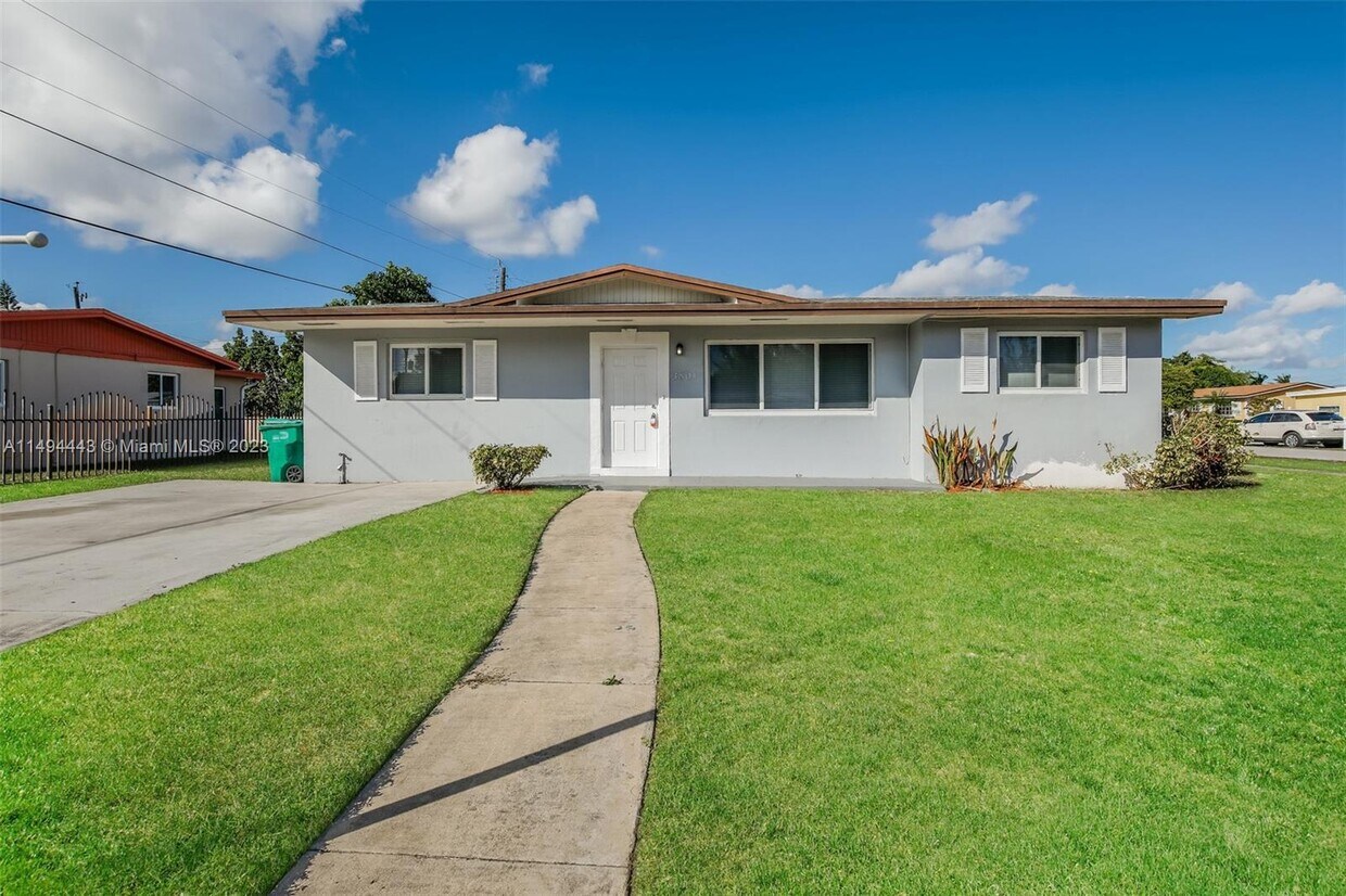 Foto principal - 3801 NW 184th St