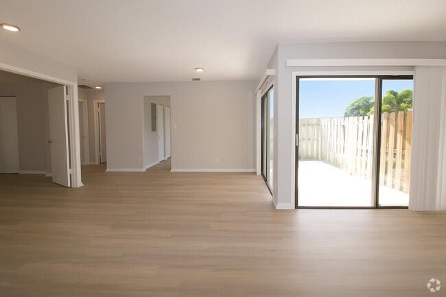 Building Photo - 9204 Roan Ln
