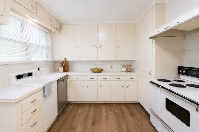 Foto del edificio - 2400 Hampstead Ln