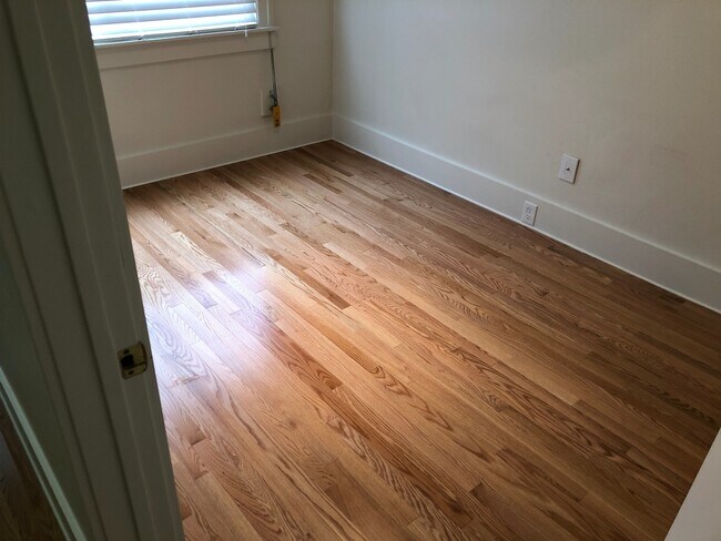 Foto del edificio - PRICE REDUCED! Remodeled 2 bed 1 bath with...