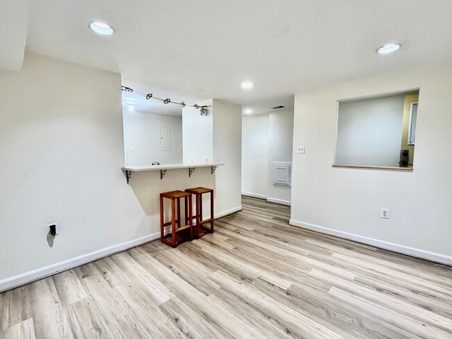 Photo - Columbia Heights| 900 sqft 2bd, 1bth|Townhouse English Bsmt Apt