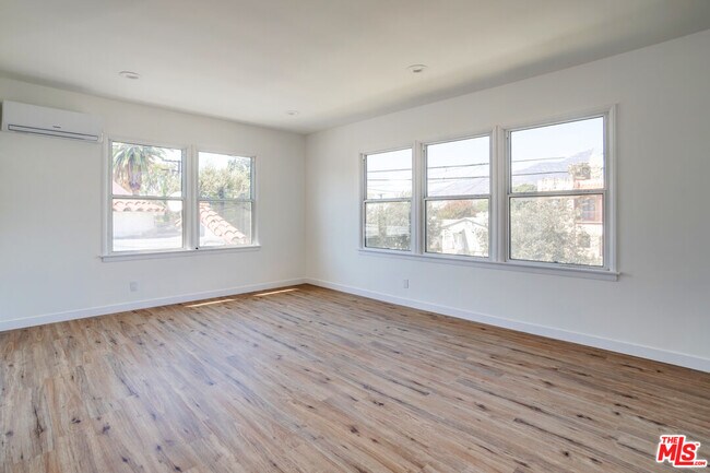 Building Photo - 930 E Lexington Dr