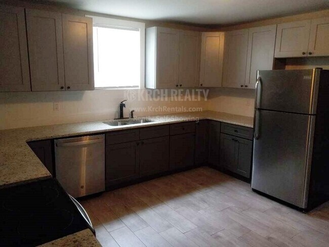 Building Photo - Modern style 3 bedroom, 2 bathroom home!