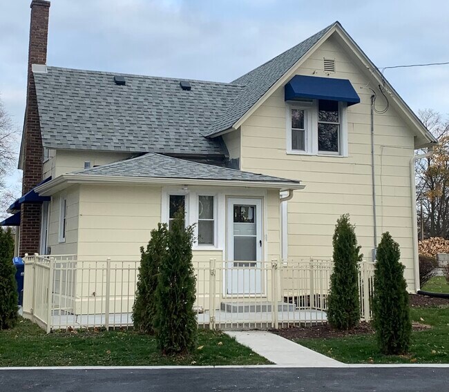 Building Photo - 634 E State St