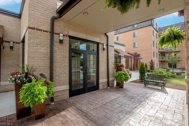 Foto del edificio - 22701 Lake Rd