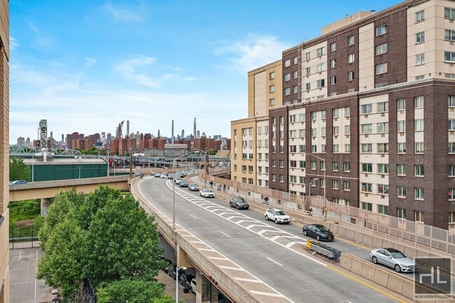 Foto del edificio - BRUCKNER BOULEVARD