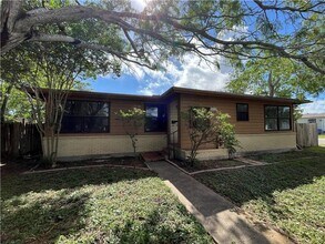 Building Photo - 637 Pennington Dr