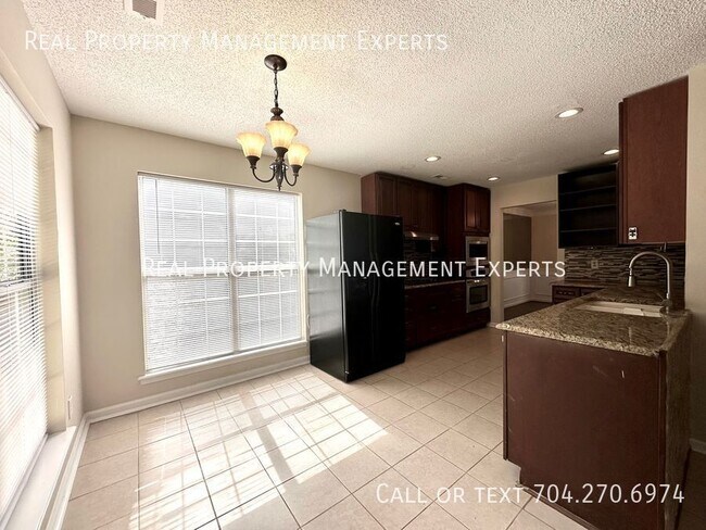 Foto del edificio - 7915 Vermilion Dr