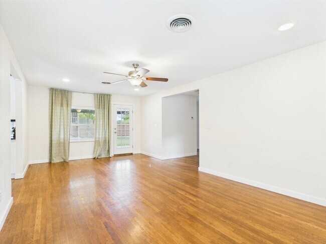 Foto del edificio - Charming 3-Bedroom Retreat with 2 Full Baths in the Heart of Fredericksburg!