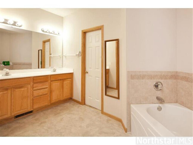 Master Bath - 15281 Jeffers Pass NW