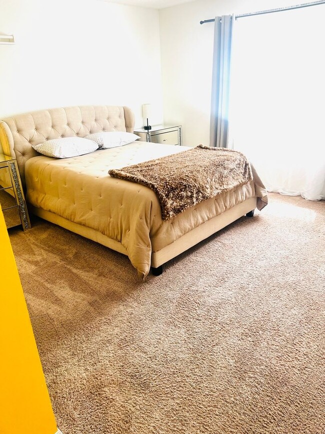 Foto del edificio - 3 Bedroom Townhome in Aurora