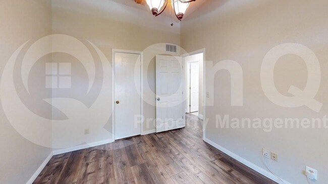 Foto del edificio - 1217 Babbling Brook Dr