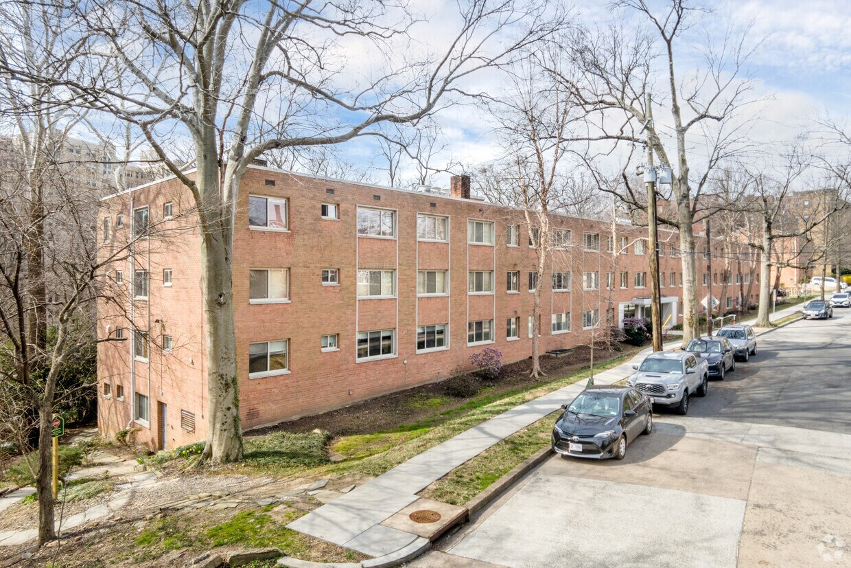 Primary Photo - 2710 Macomb St NW