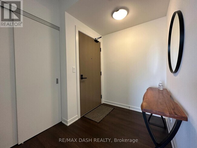 Photo du bâtiment - 223 St Clair Ave W