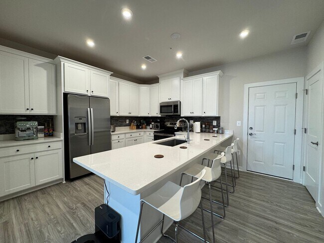 Foto del edificio - Stunning 2 Bed 2 Bath Interior Townhome In...
