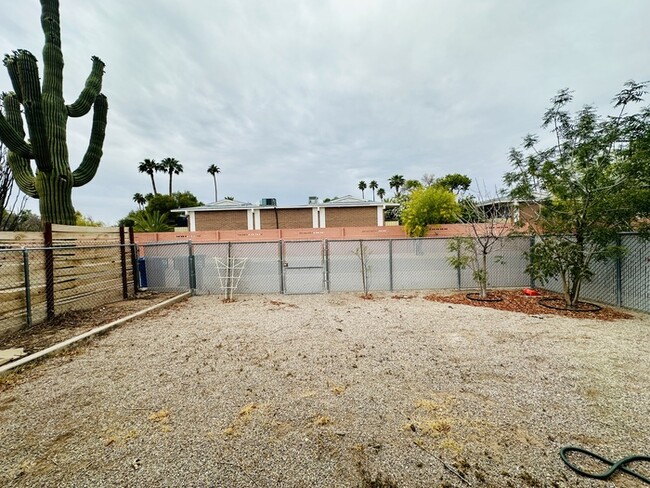 Building Photo - Spacious 2 Bedroom Townhome with Vaulted C...