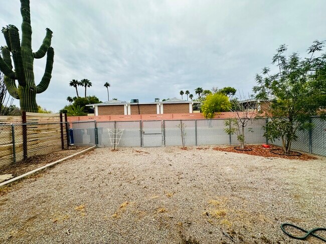 Foto del edificio - Spacious 2 Bedroom Townhome with Vaulted C...