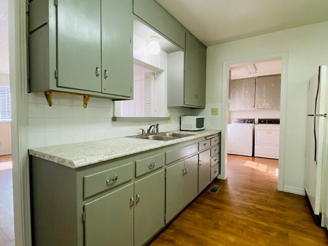 Building Photo - 3 bed 2 bath 1 car garage in The Village!