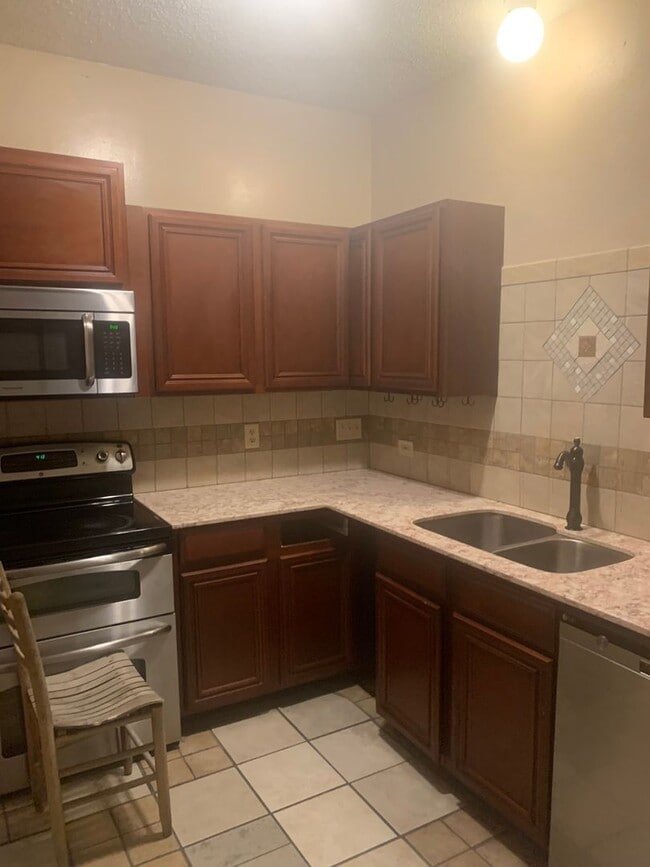 Foto del edificio - Somerset West Campus - 3BD/2BA - Reserved Parking - W/D - Shuttle Stop - $2200