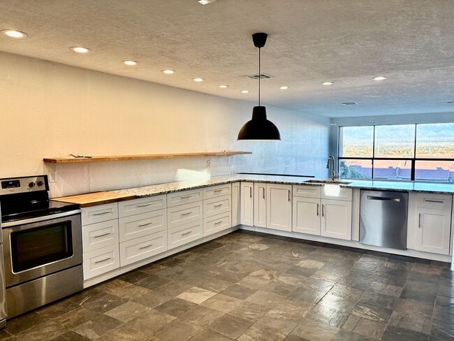 Building Photo - 2700 Vista Grande Dr NW