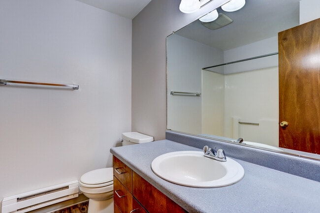 Building Photo - We have the 2 bed/1.5 bath you’ve been wai...