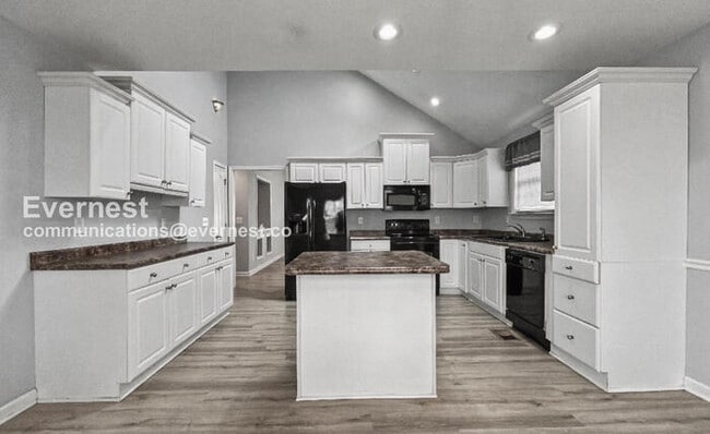 Building Photo - 3 Bed/2 Bath Home with Fenced Yard / Available Now!