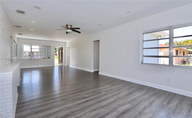 Building Photo - 1035 NE 169th Ter