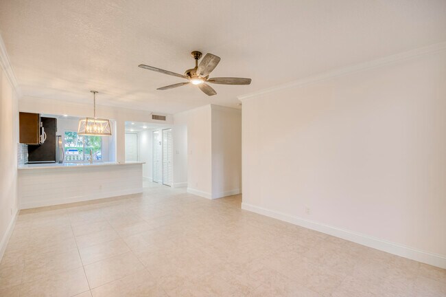 Building Photo - 6865 Huntington Ln