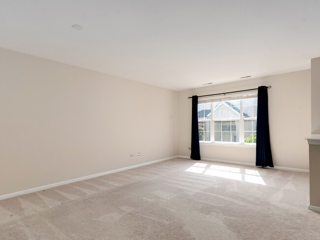 Building Photo - 2745 Canyon Dr
